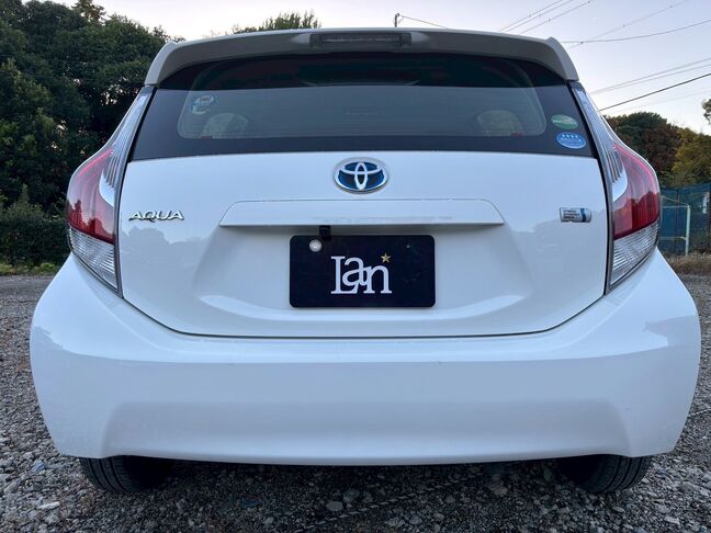 個性的なリアビュー！ トヨタのハイブリッドカー「AQUA」の証。【アクア】